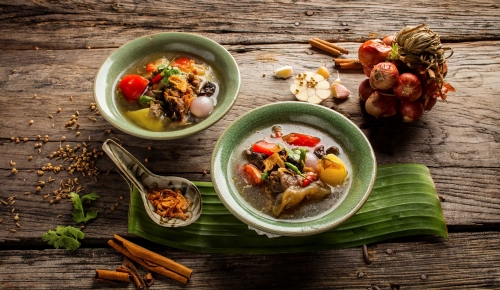 Thai Alte Dunkelhaarig Kuessen